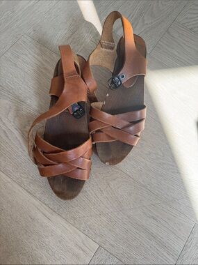 Women's Tan Leather Crisscross Strap Sandals
